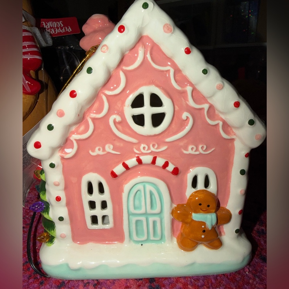 New ceramic Gingerbread House lights up pink